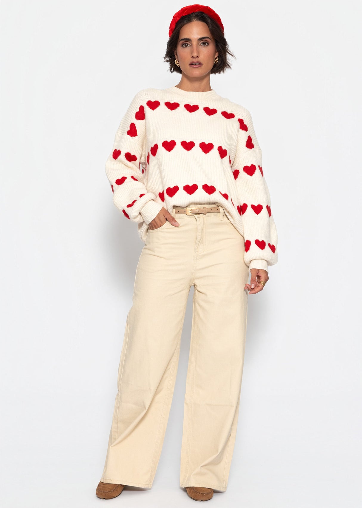 Oversize Pullover mit roten Herzen - offwhite