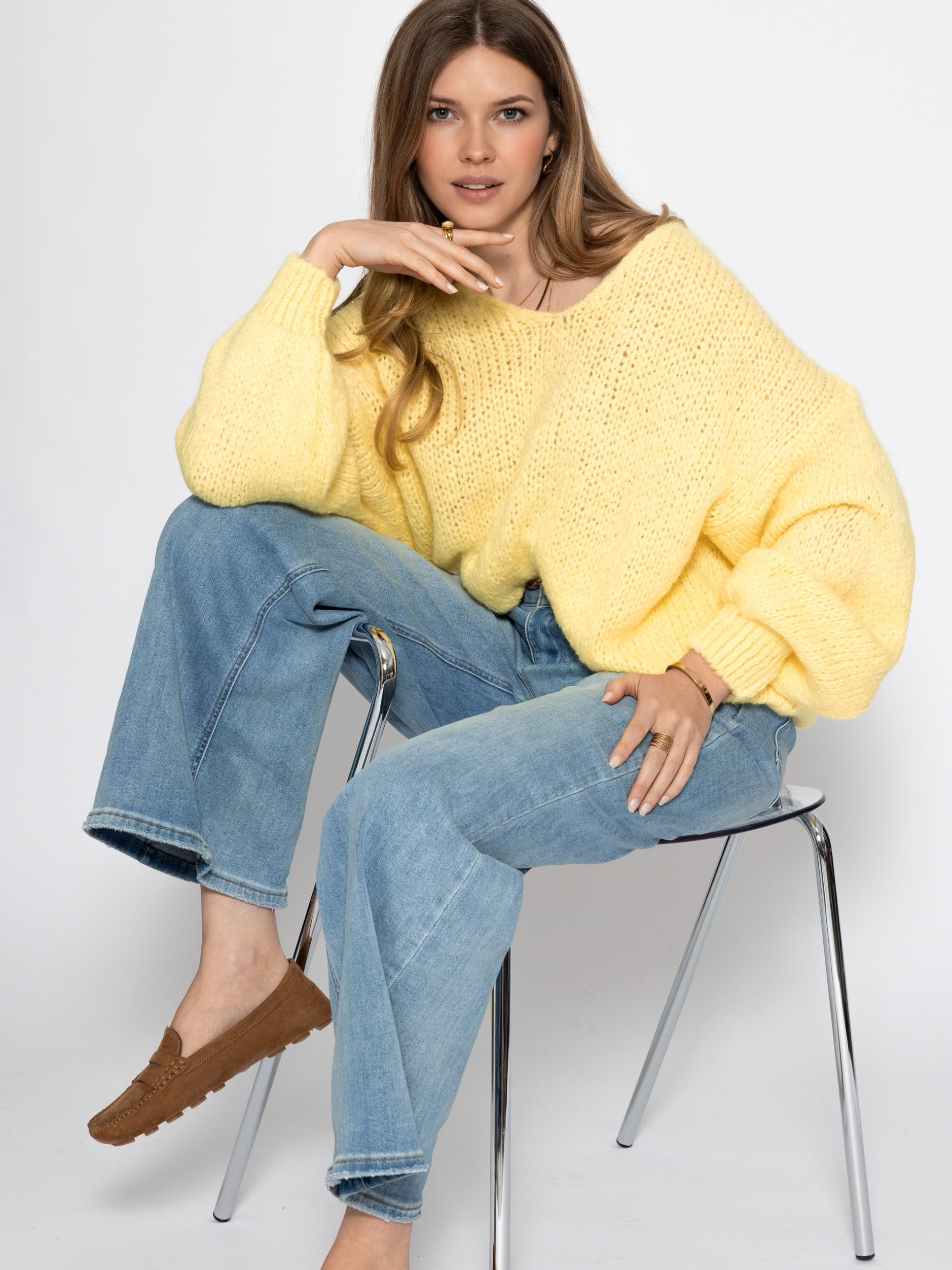 Oversized jumper with V-neck - yellow