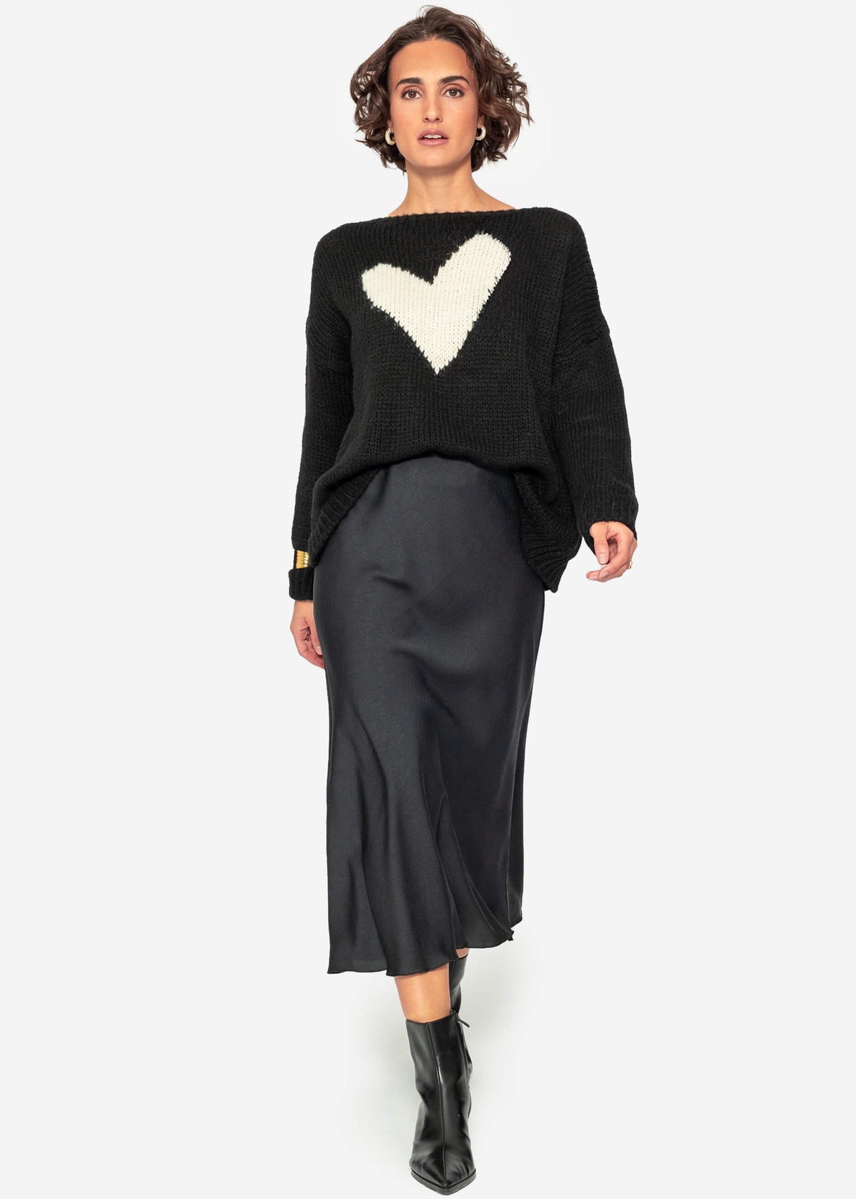Oversize sweater with white heart - black