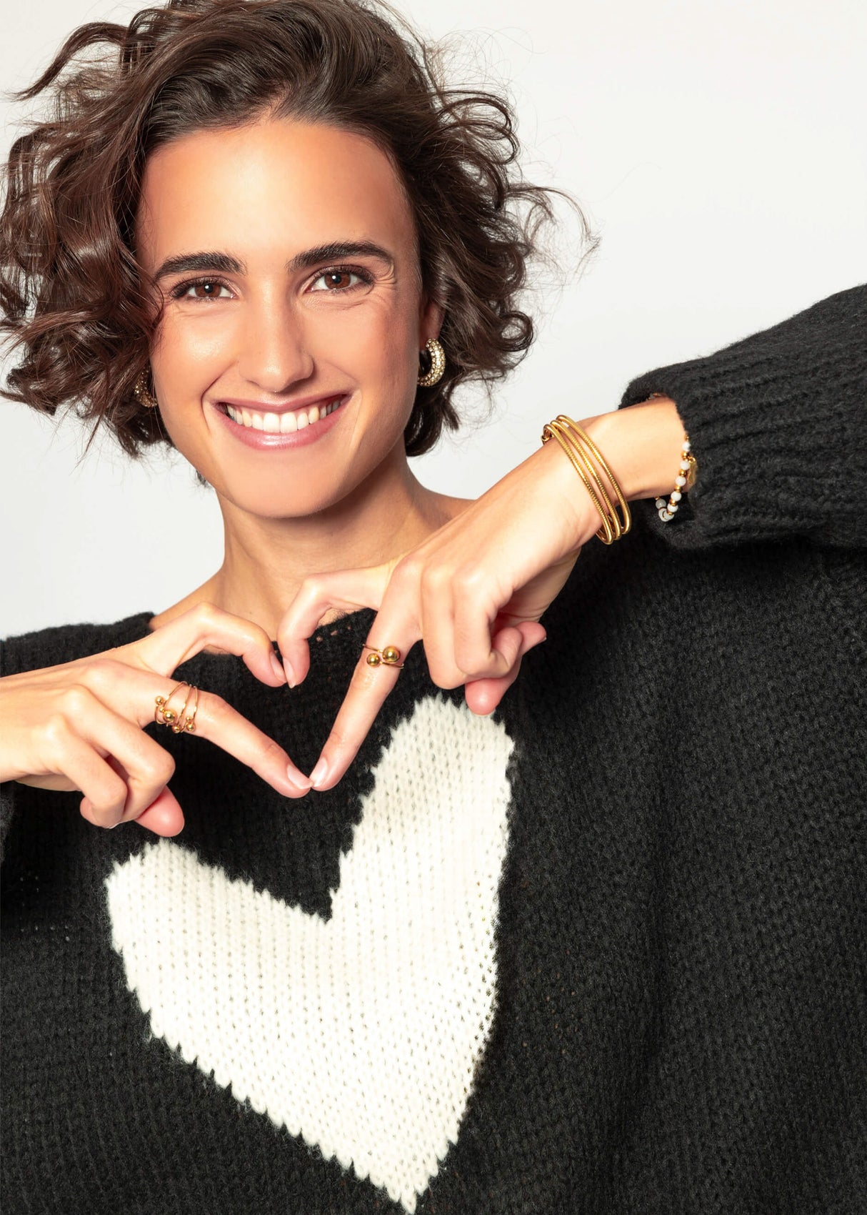 Oversize sweater with white heart - black