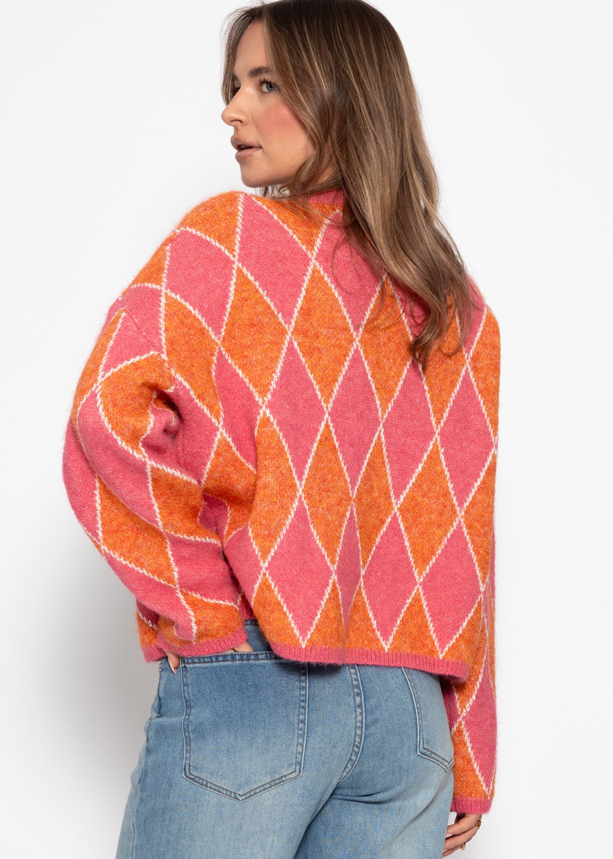 Oversized knit sweater with diamond pattern - pink-orange