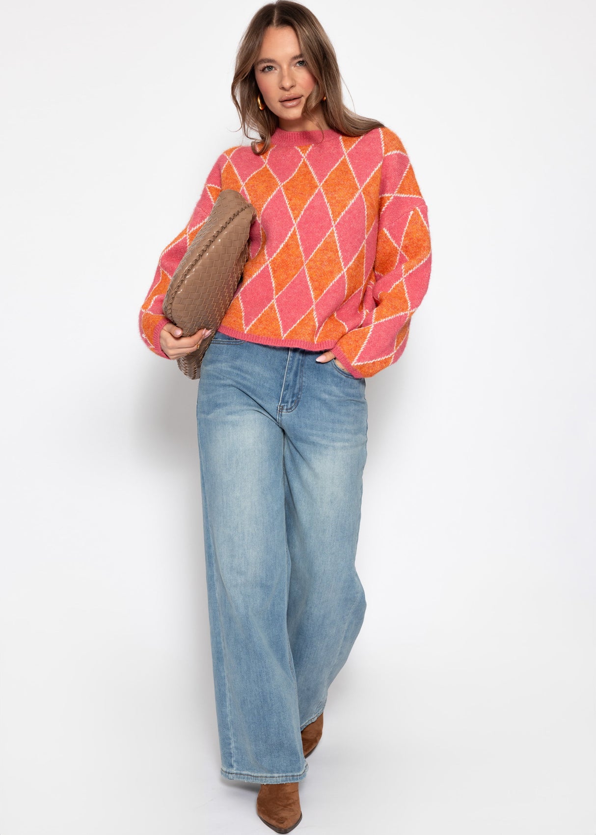 Oversized knit sweater with diamond pattern - pink-orange
