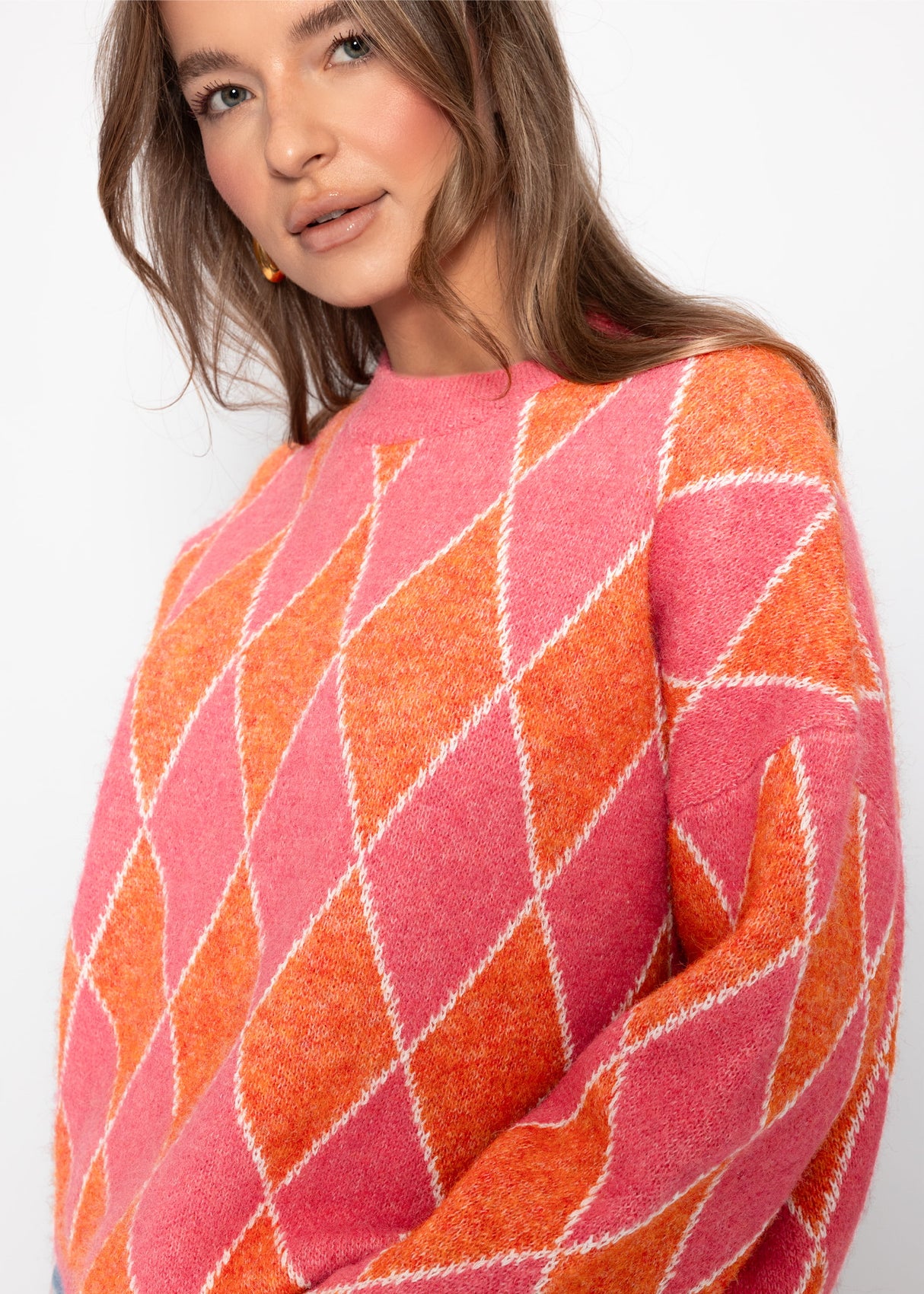 Oversized knit sweater with diamond pattern - pink-orange