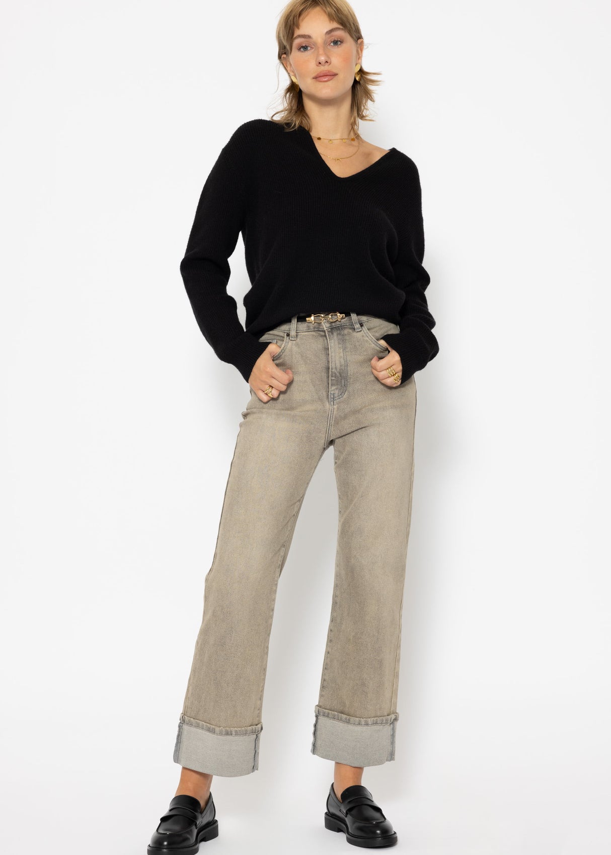 Sweater with accentuated V-neck - black