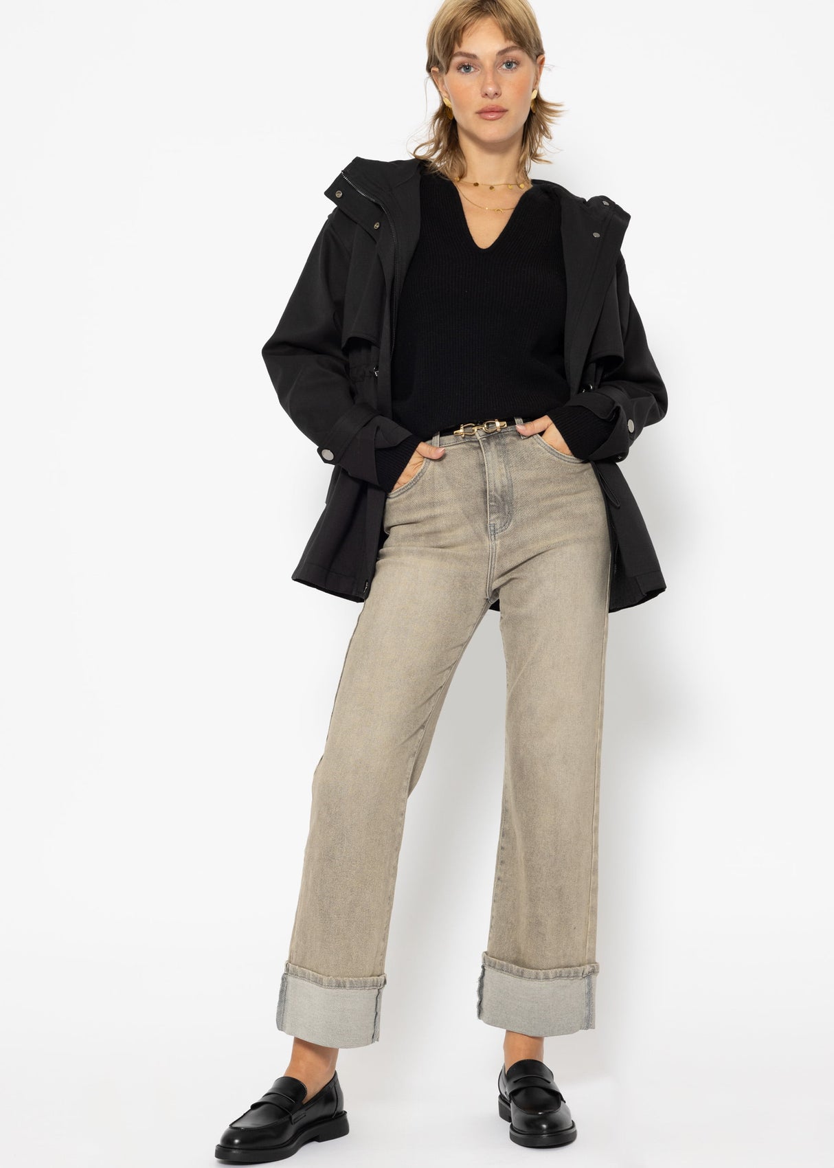 Sweater with accentuated V-neck - black