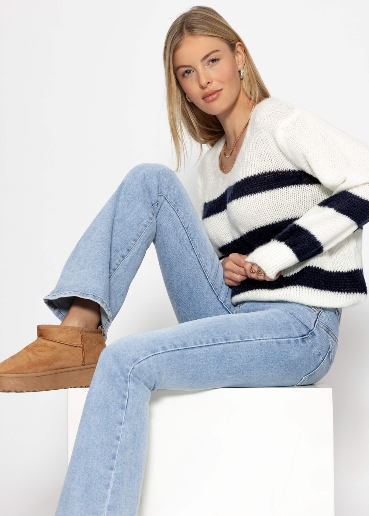 Sweater with dark blue stripes - off-white