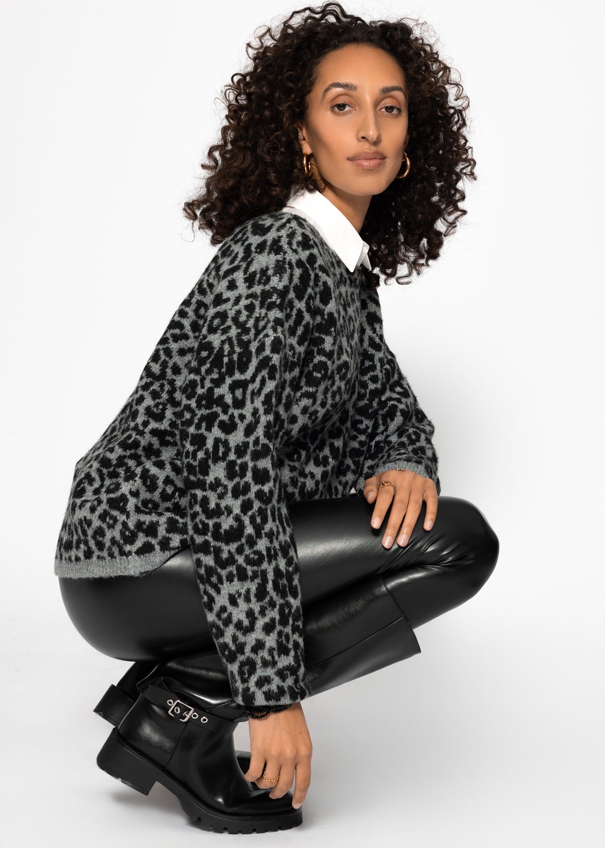 Sweater with Leo pattern-light gray black