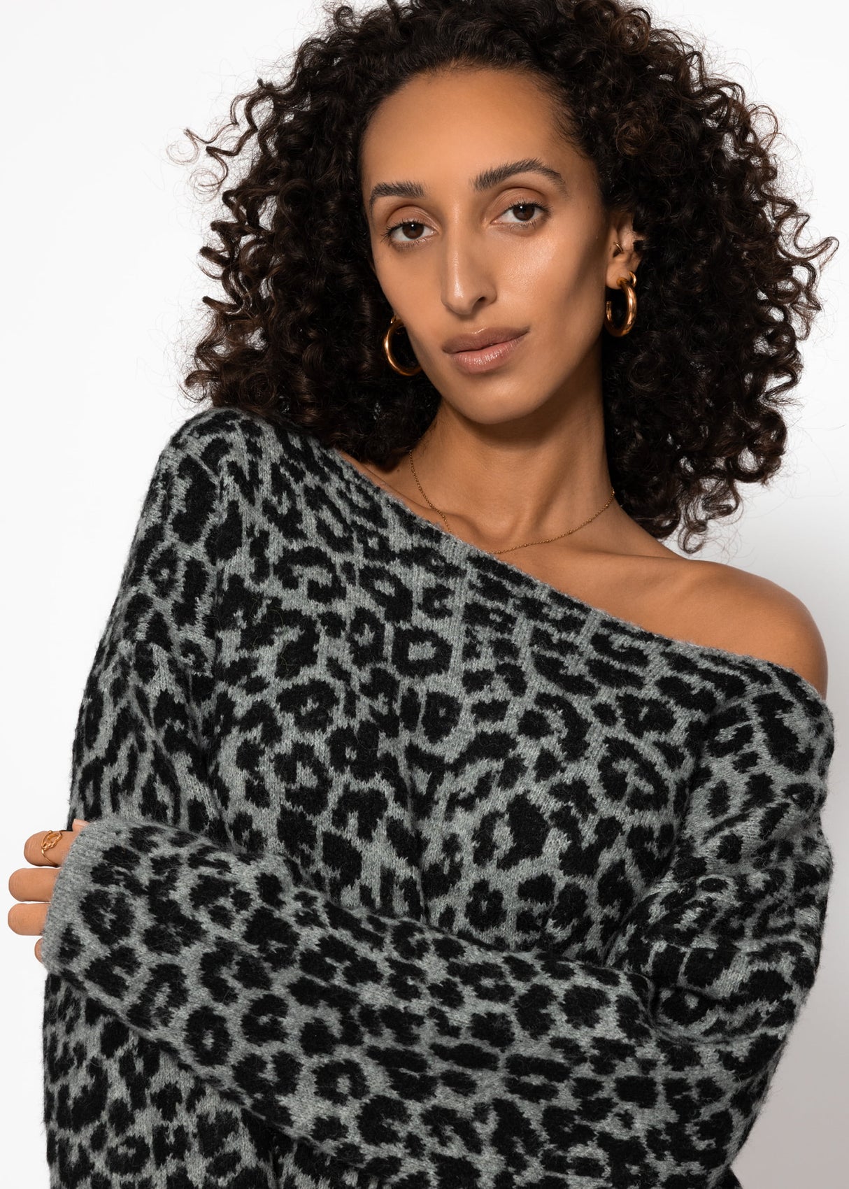 Sweater with Leo pattern-light gray black