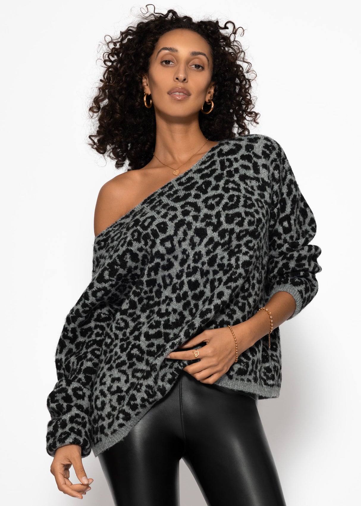Sweater with Leo pattern-light gray black
