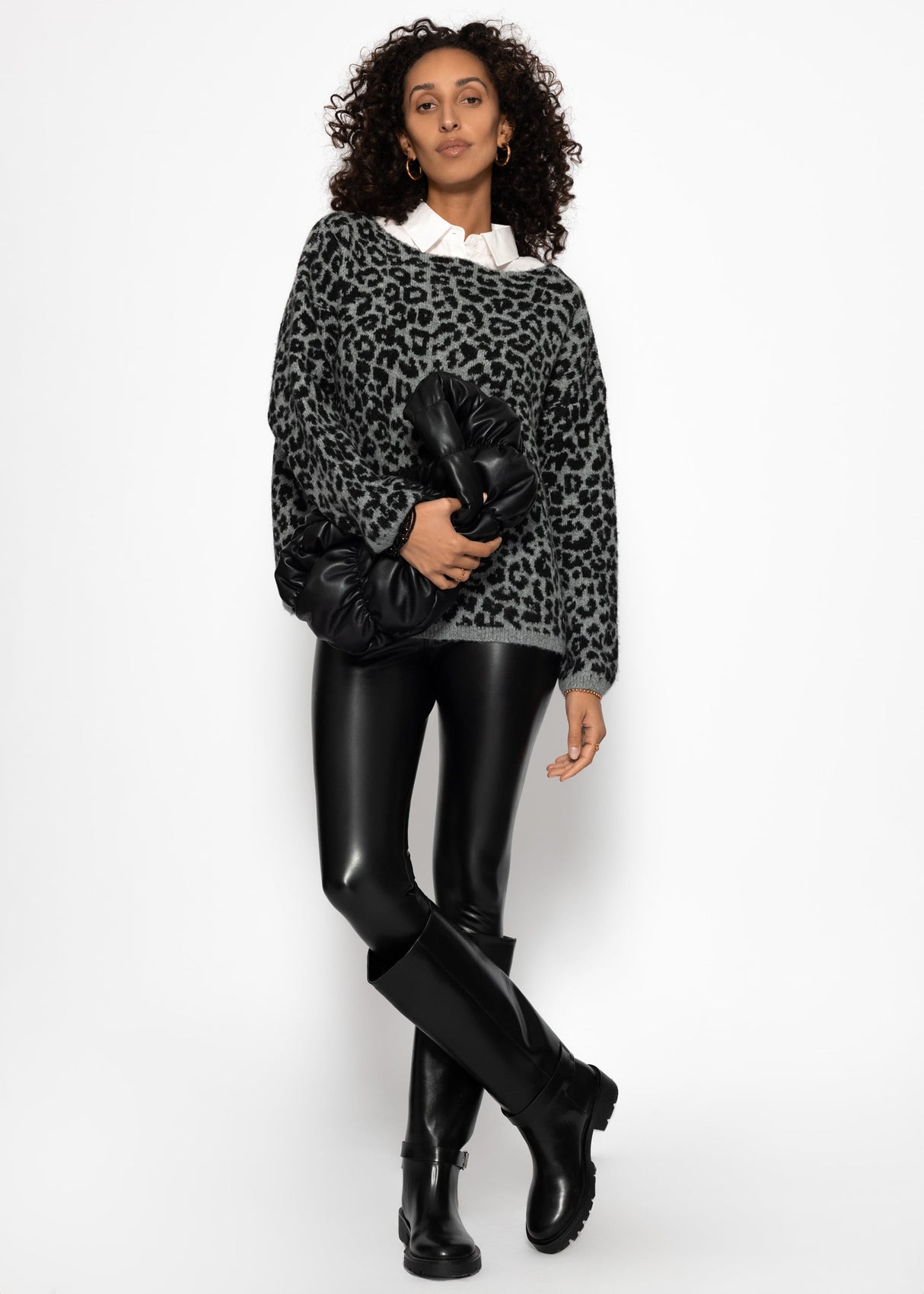 Sweater with Leo pattern-light gray black