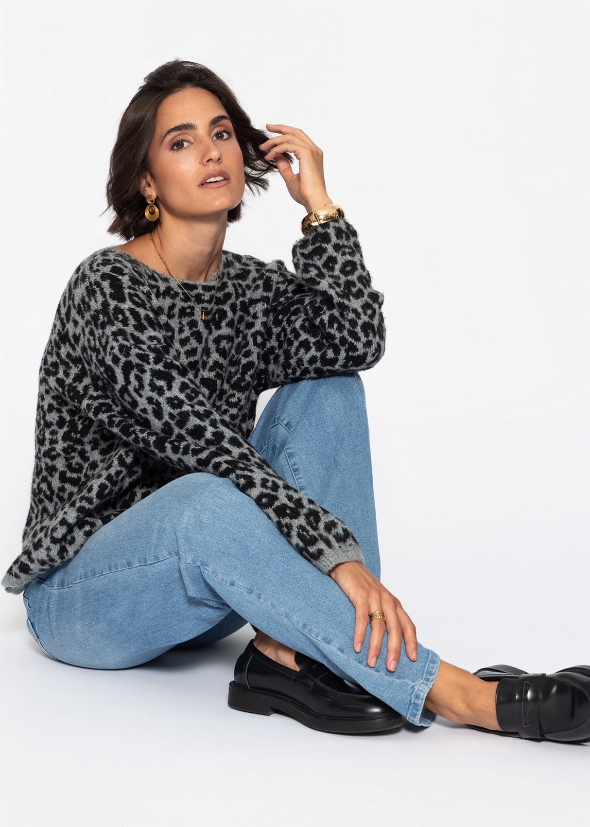 Pullover mit Leo-Muster - hellgrau