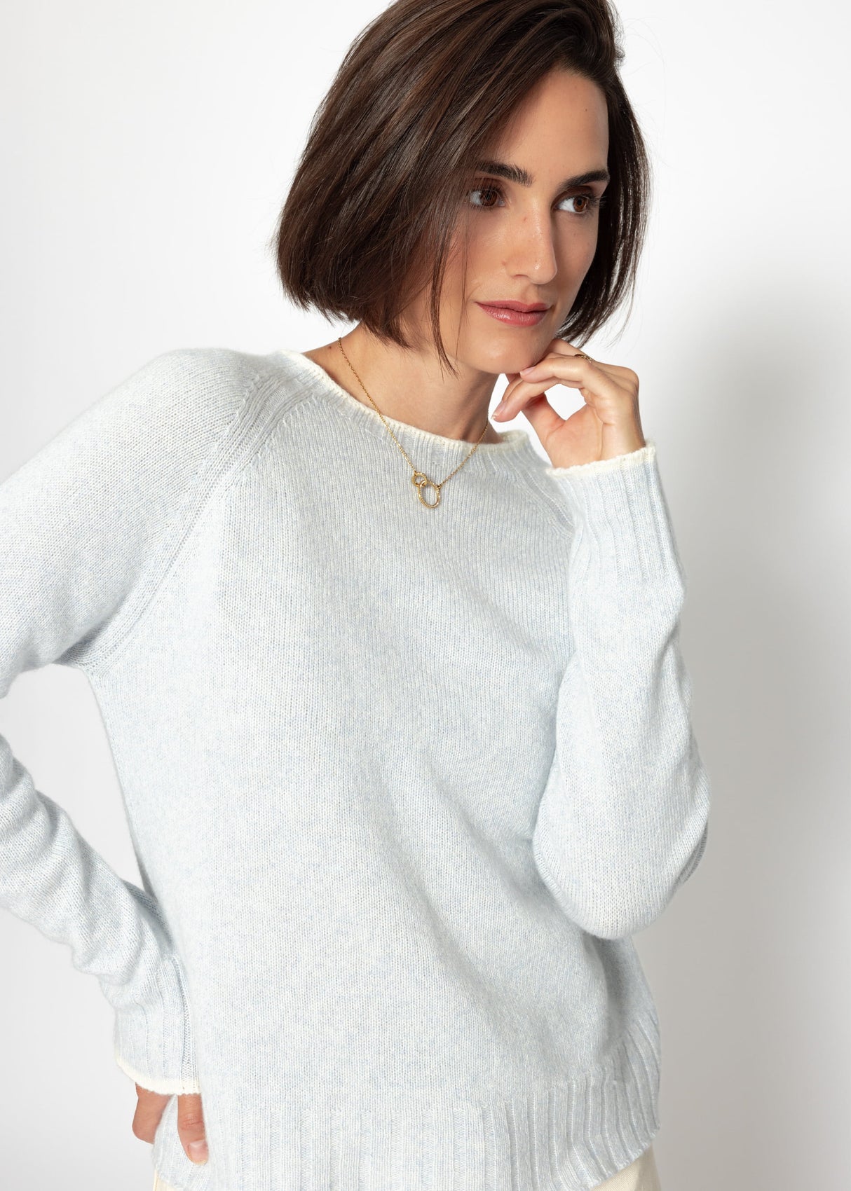 Pullover mit Raglanärmeln und Kontrastdetails - hellblau