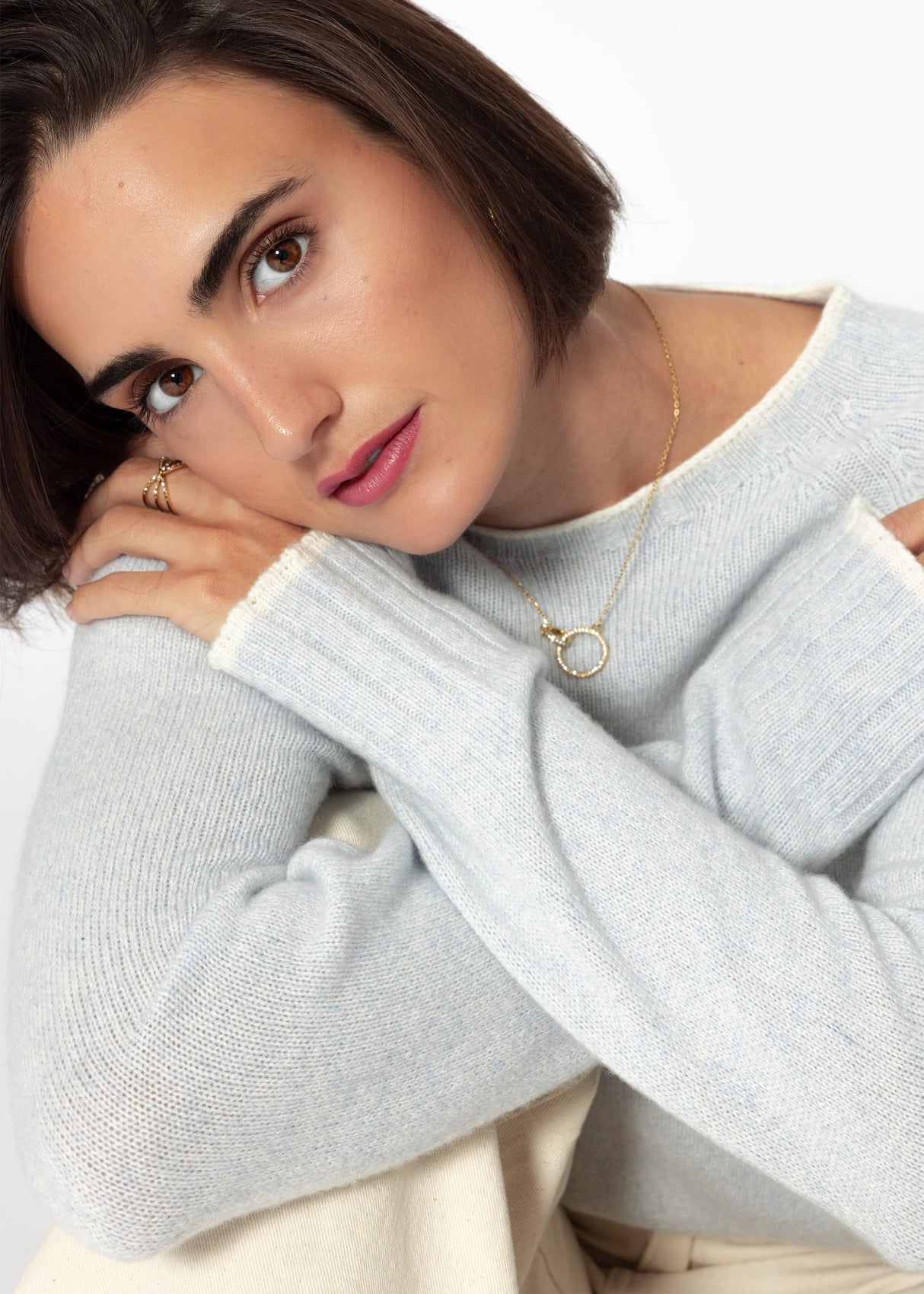 Pullover mit Raglanärmeln und Kontrastdetails - hellblau