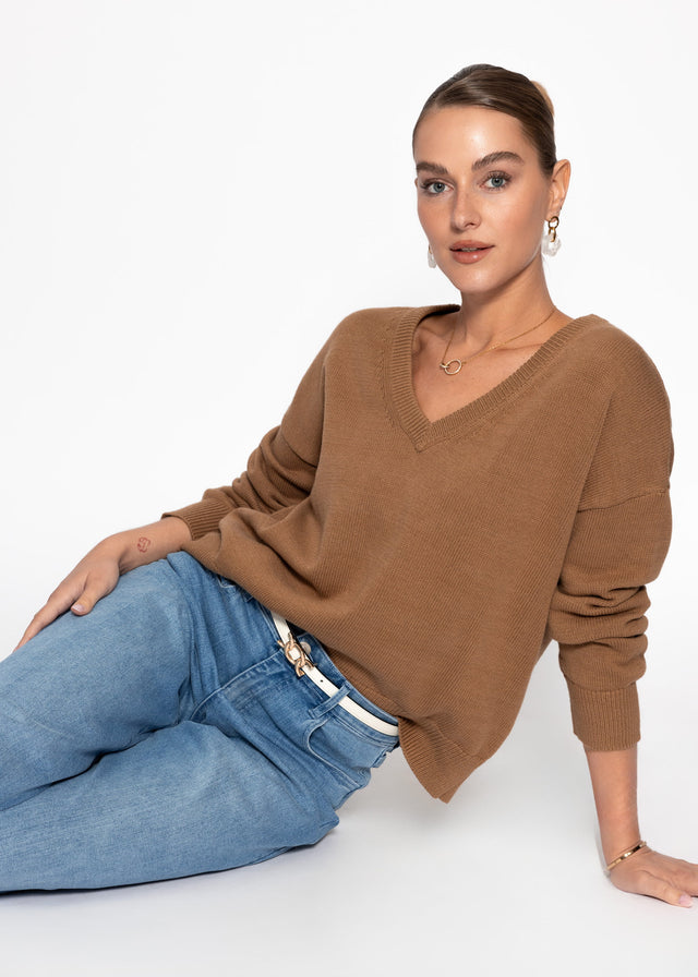 Oversized cotton jumper with deep V-neck - brown