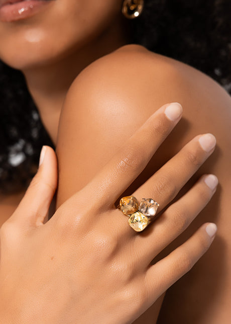 Ring mit 3 Schmucksteinen - gold von SASSYCLASSY