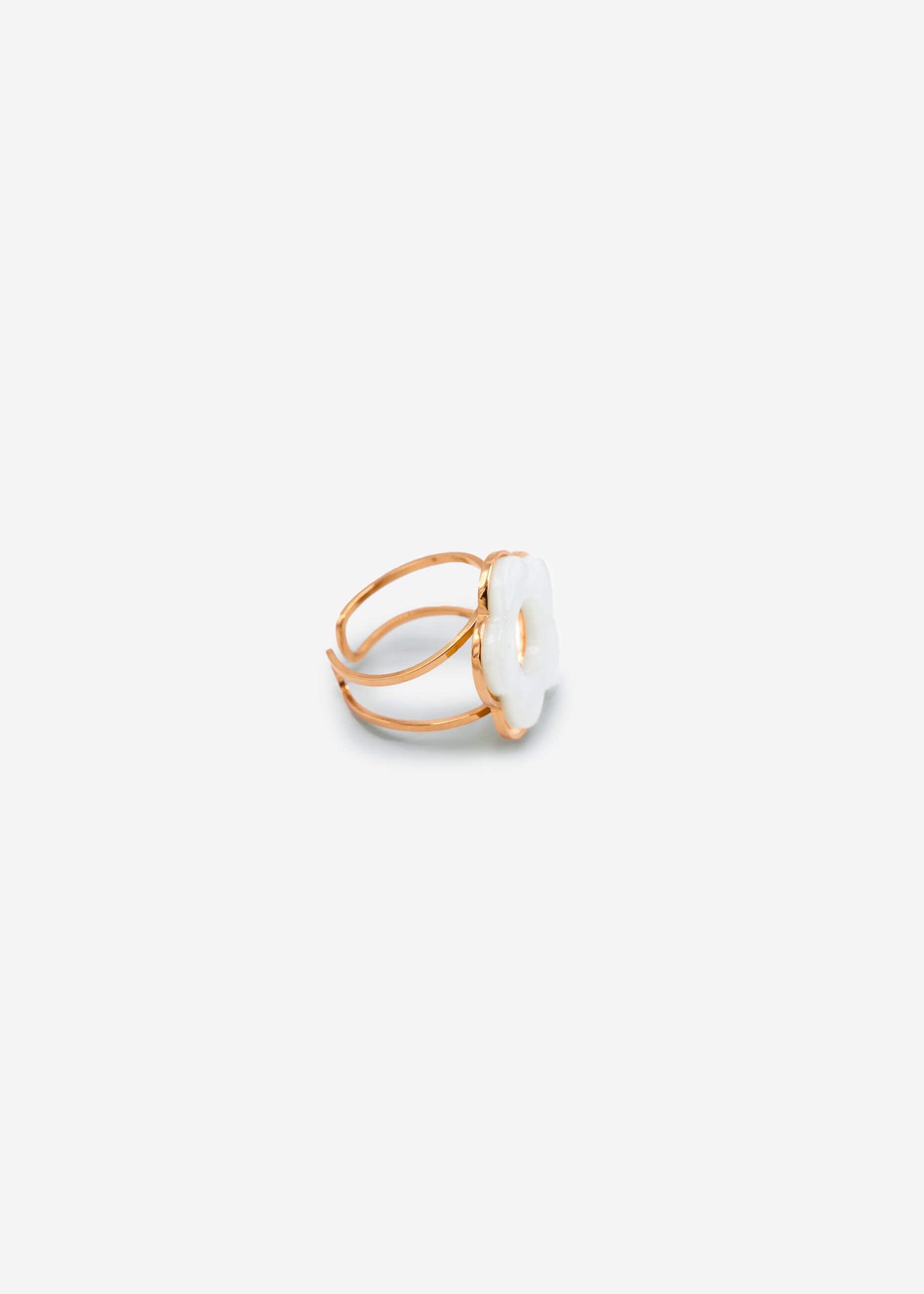 Ring with white flower motif - gold