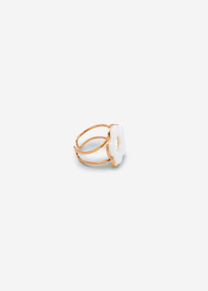Ring with white flower motif - gold
