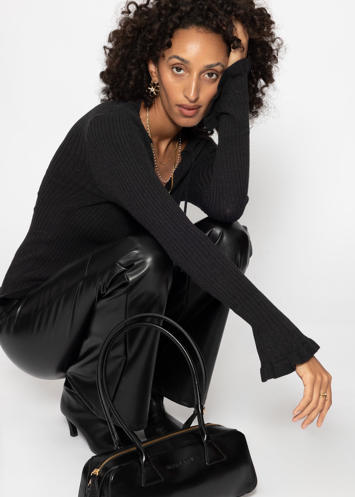 Rippstrickoberteil mit Bindeband am Ausschnitt - schwarz