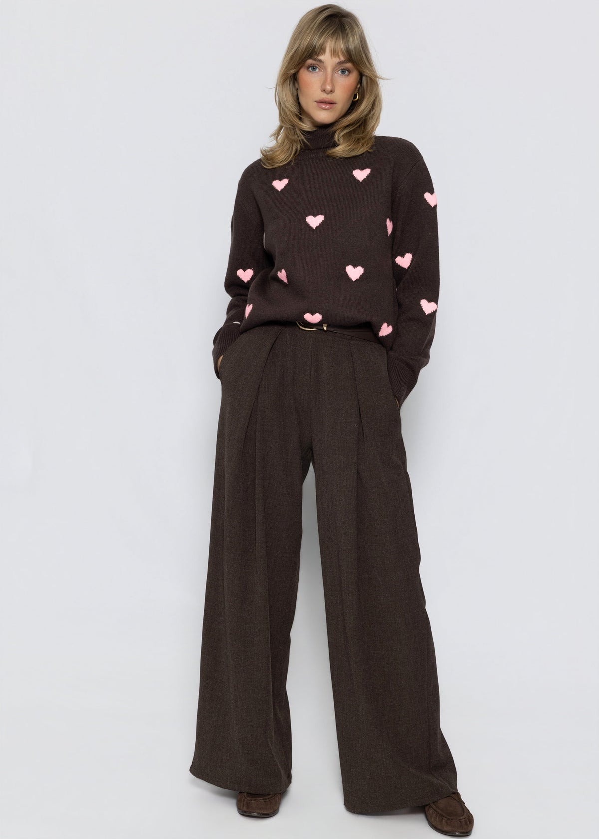 Rollkragenpullover mit Herzmuster - braun