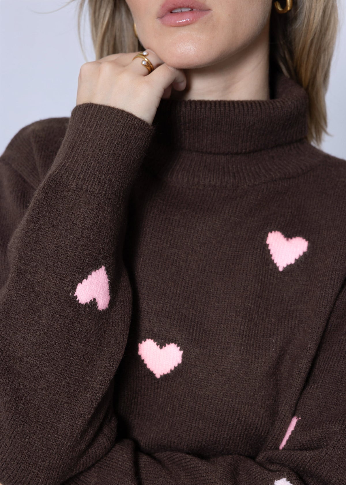 Rollkragenpullover mit Herzmuster - braun