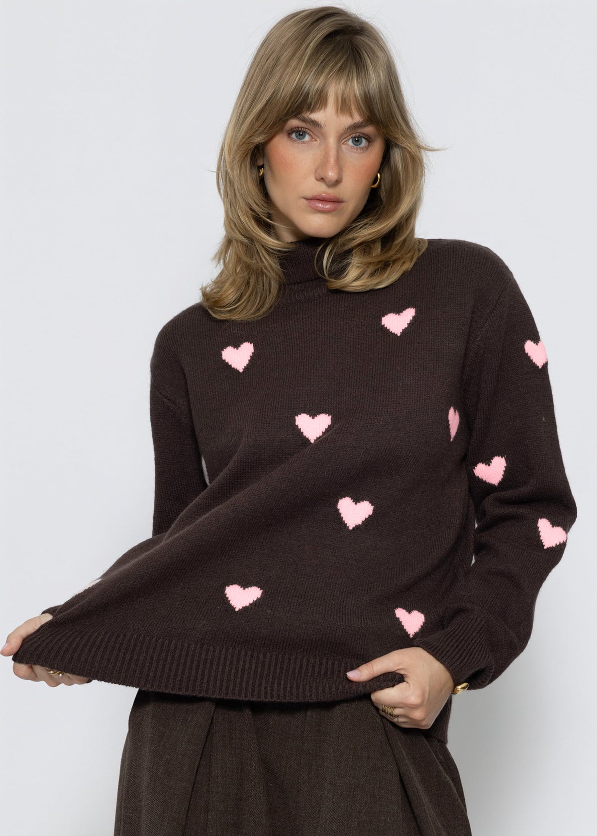 Rollkragenpullover mit Herzmuster - braun