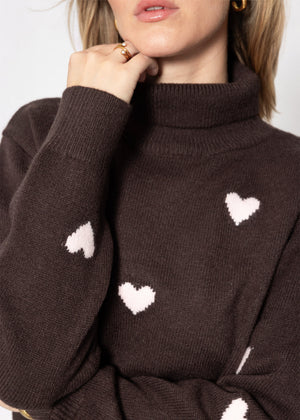 Rollkragenpullover mit Herzmuster - braun