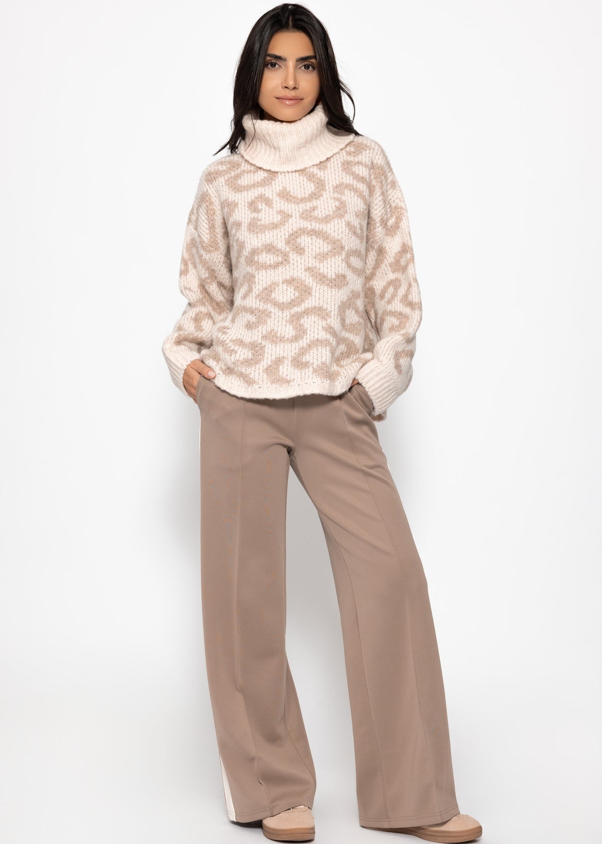 Rollkragenpullover mit Leomuster - beige