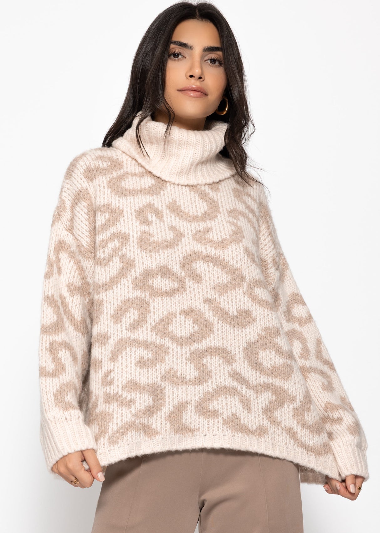 Rollkragenpullover mit Leomuster - beige