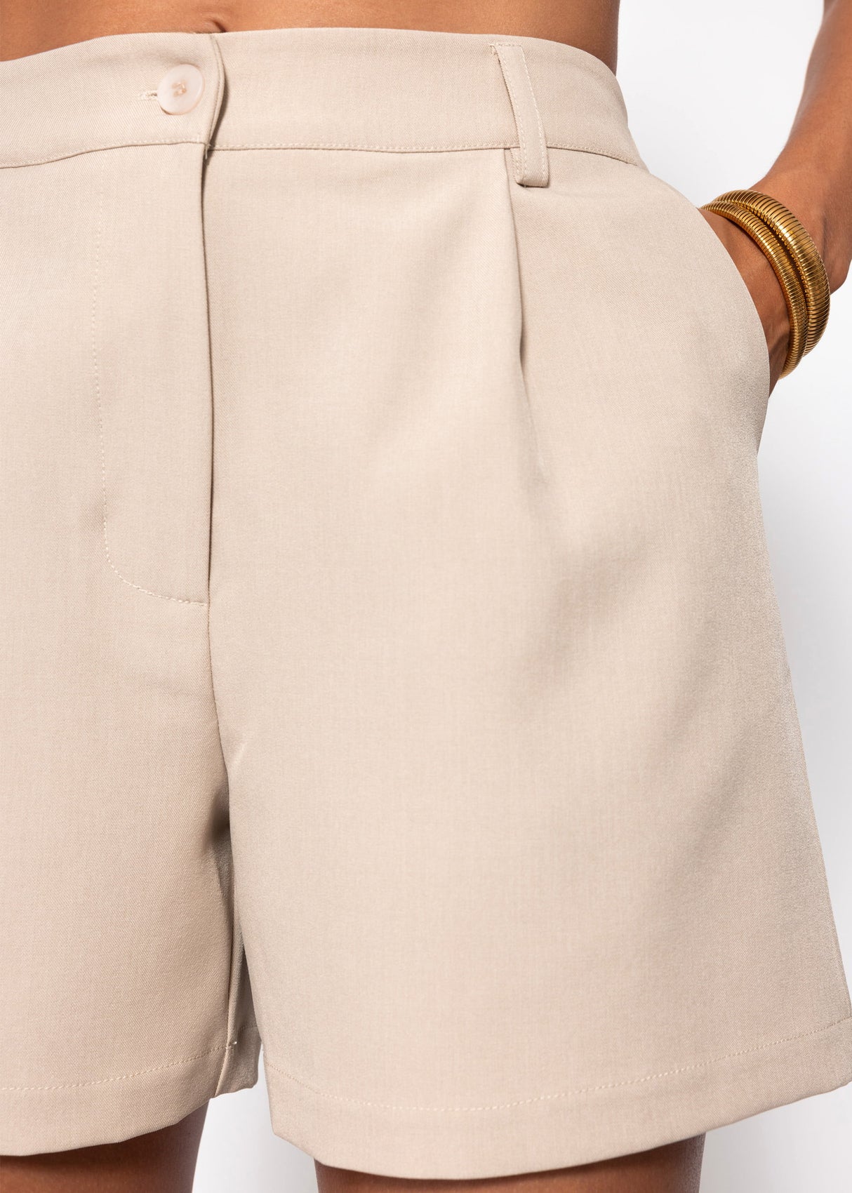 Shorts mit Bundfalten - beige