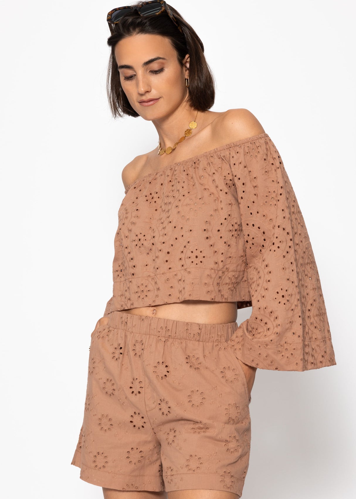 Shorts with perforated embroidery - Mocca Mousse