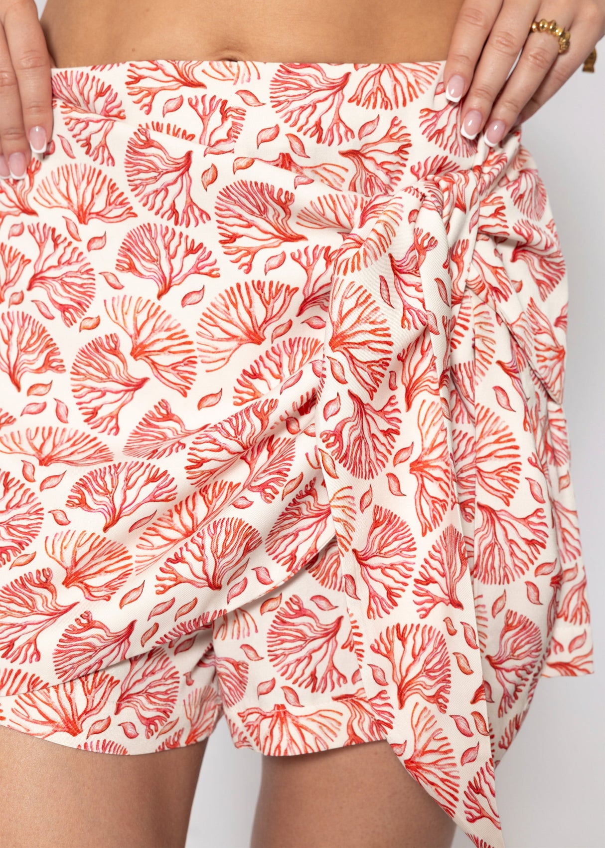 Skort mit Wickeldetail und Korallenmuster - rot-weiß