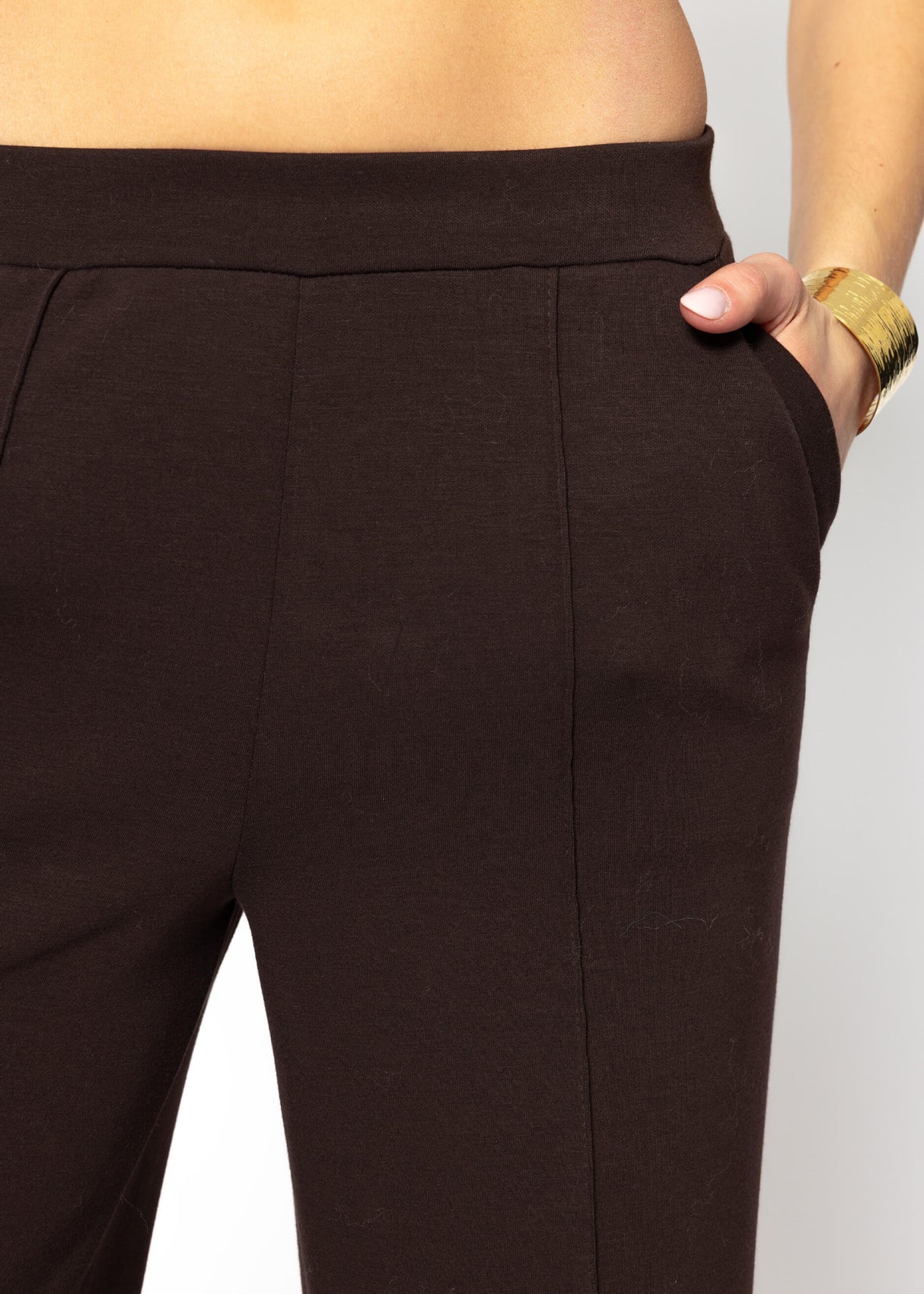Soft, wide jogging pants with piping - espresso
