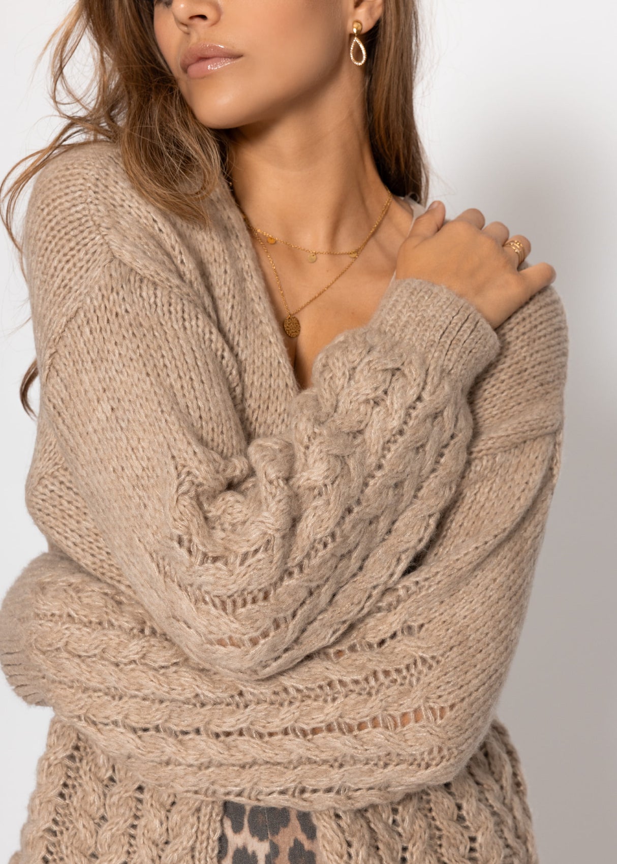 Knitted cardigan with cable pattern - beige