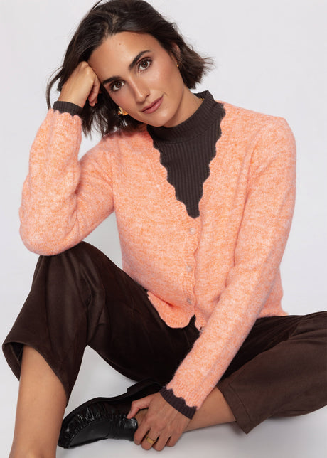 Strickjacke mit Bogenkante - koralle