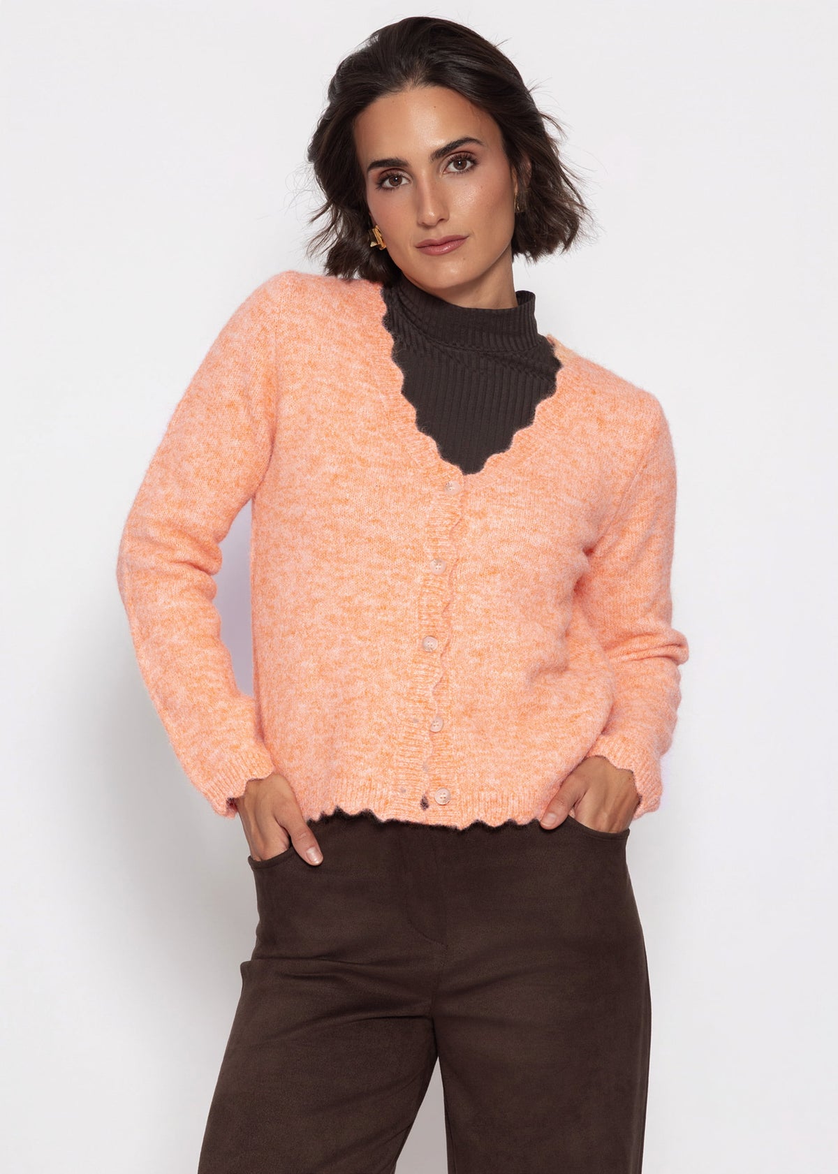 Strickjacke mit Bogenkante - koralle