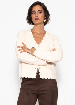 Strickjacke mit Bogenkante - offwhite