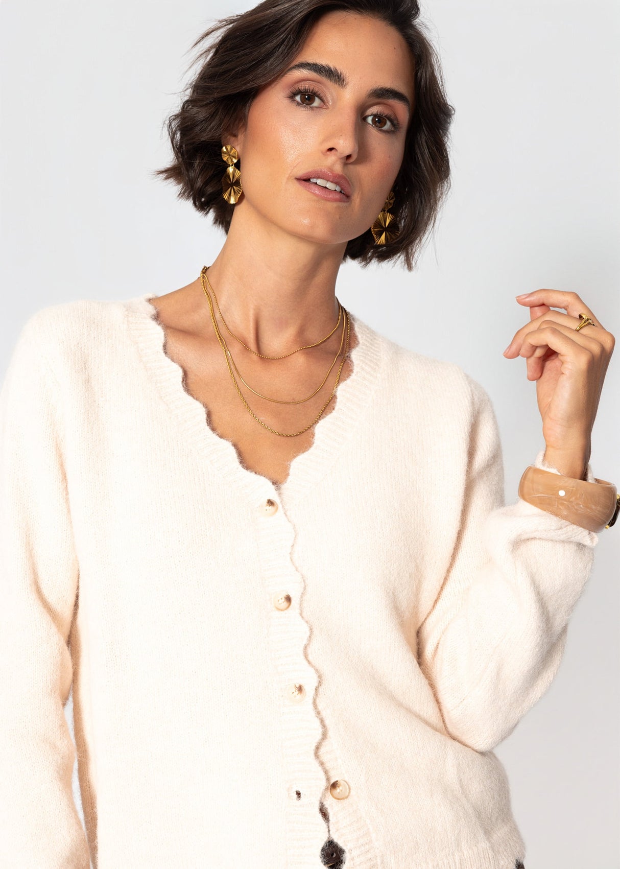Strickjacke mit Bogenkante - offwhite