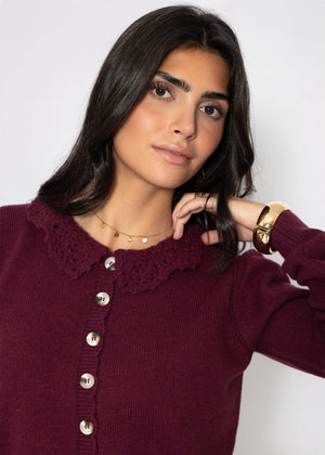 Strickjacke mit Häkelkragen - burgundy