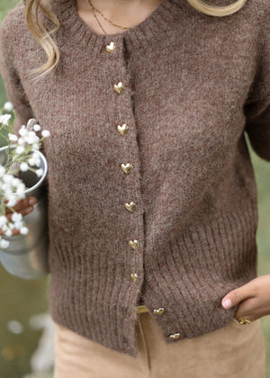 Strickjacke mit Herzknöpfen - braun