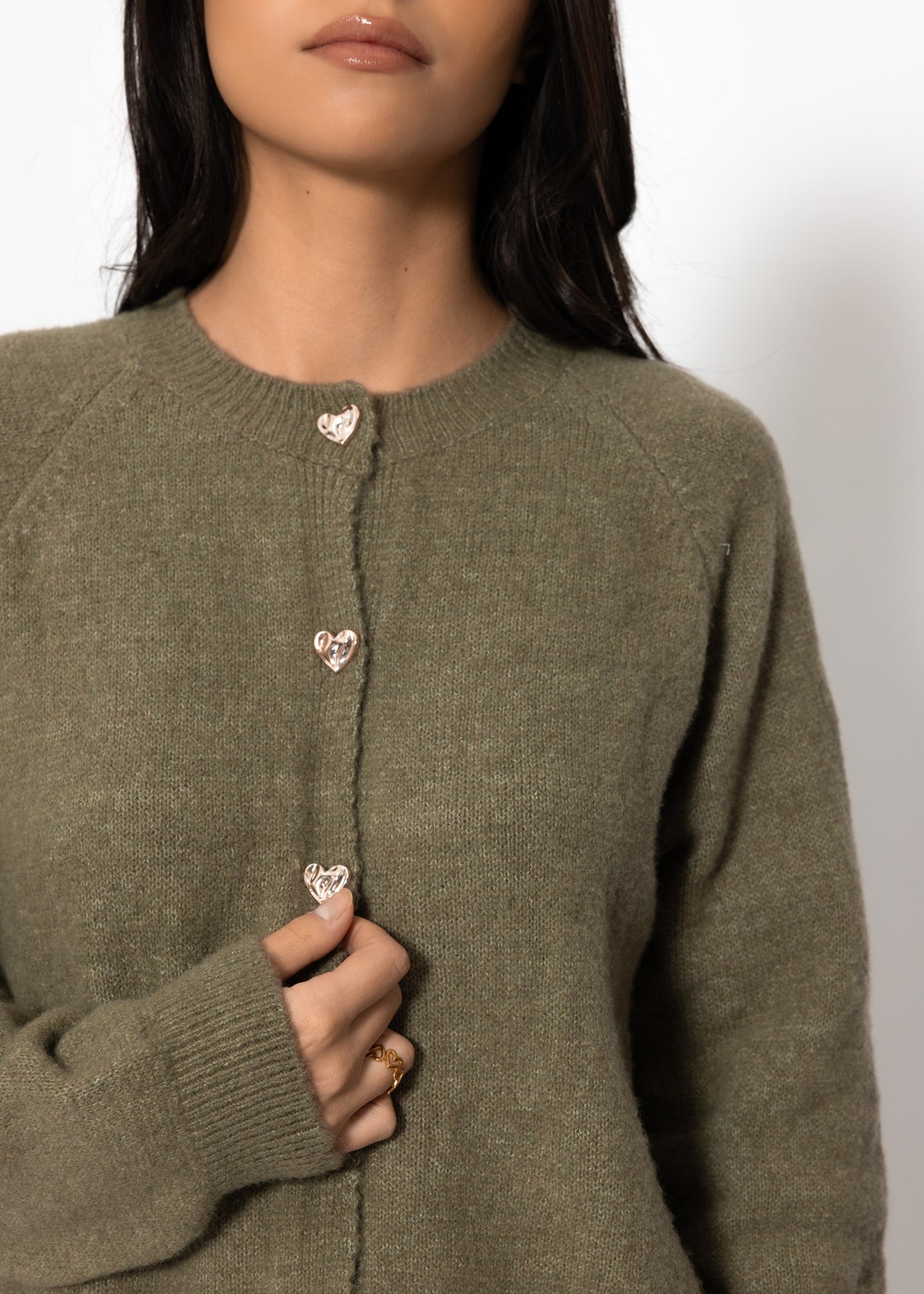 Strickjacke mit Herzknöpfen - khaki