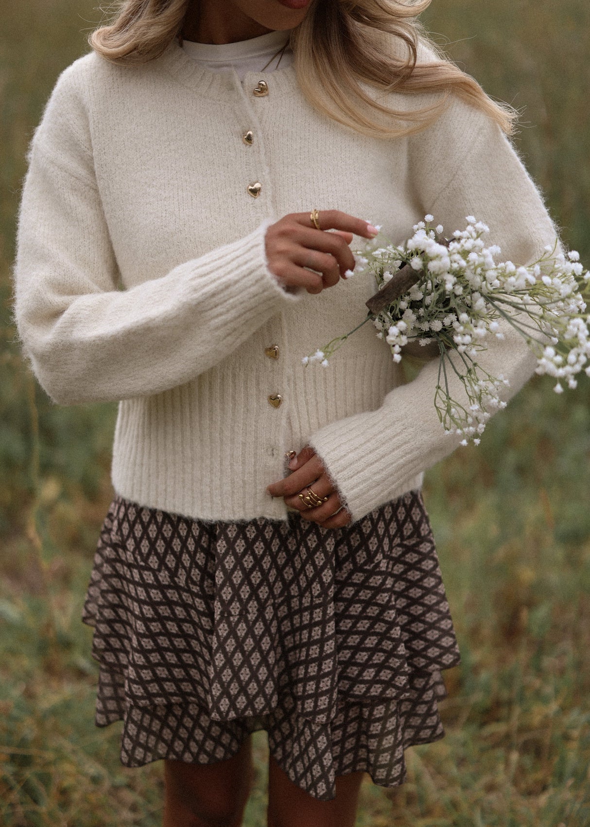 Strickjacke mit Herzknöpfen - offwhite