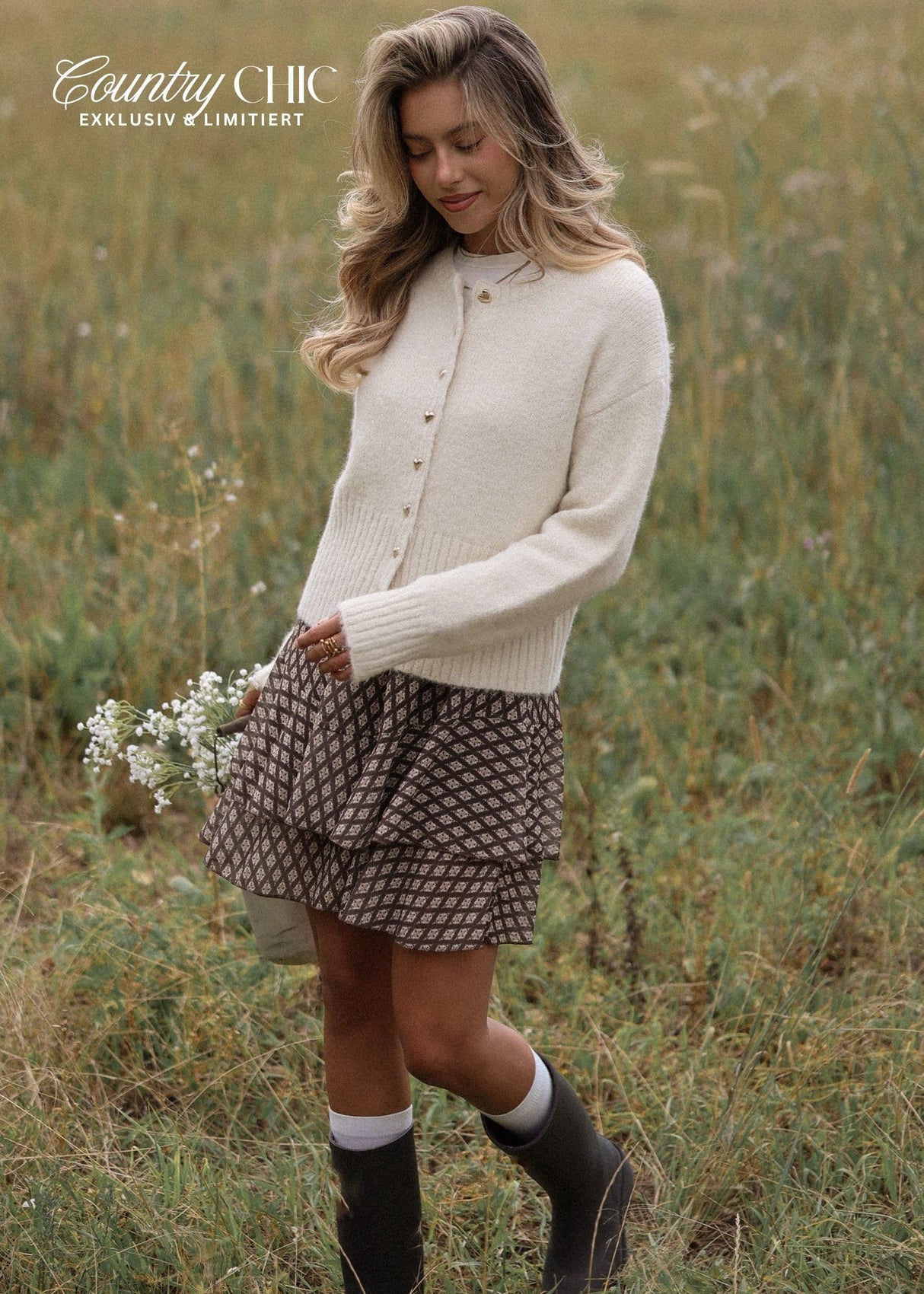 Strickjacke mit Herzknöpfen - offwhite