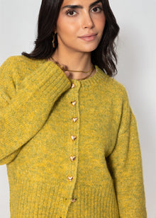 Strickjacke mit Herzknöpfen - olivgelb