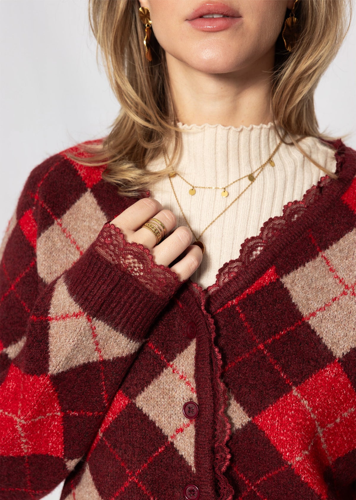 Strickjacke mit Rautenmuster und Spitzenborte - burgundy