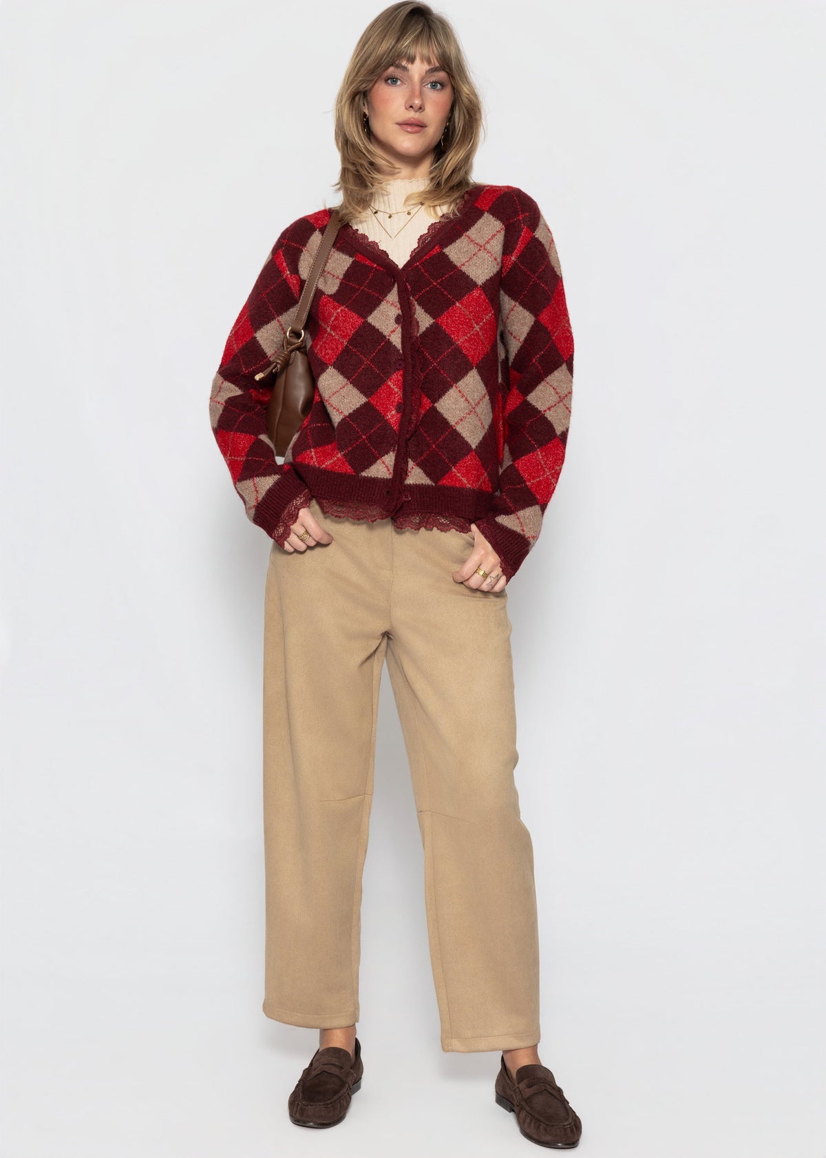 Strickjacke mit Rautenmuster und Spitzenborte - burgundy