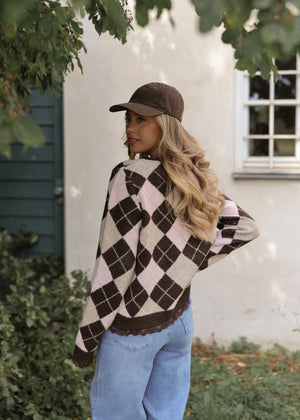 Strickjacke mit Rautenmuster und Spitzenborte - braun