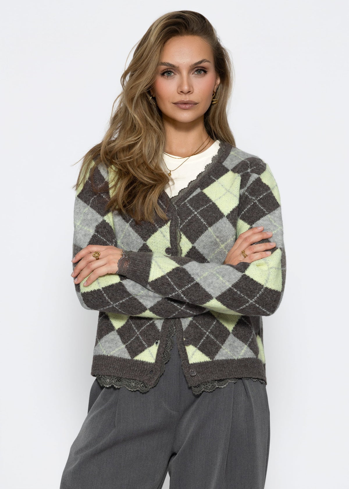 Strickjacke mit Rautenmuster und Spitzenborte - grau
