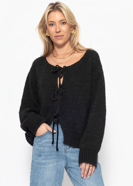 Strickjacke mit Schleifenverschluss - schwarz von SASSYCLASSY