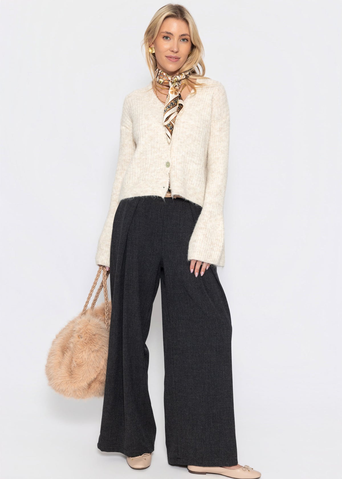 Strickjacke mit Trompetenärmeln - beige