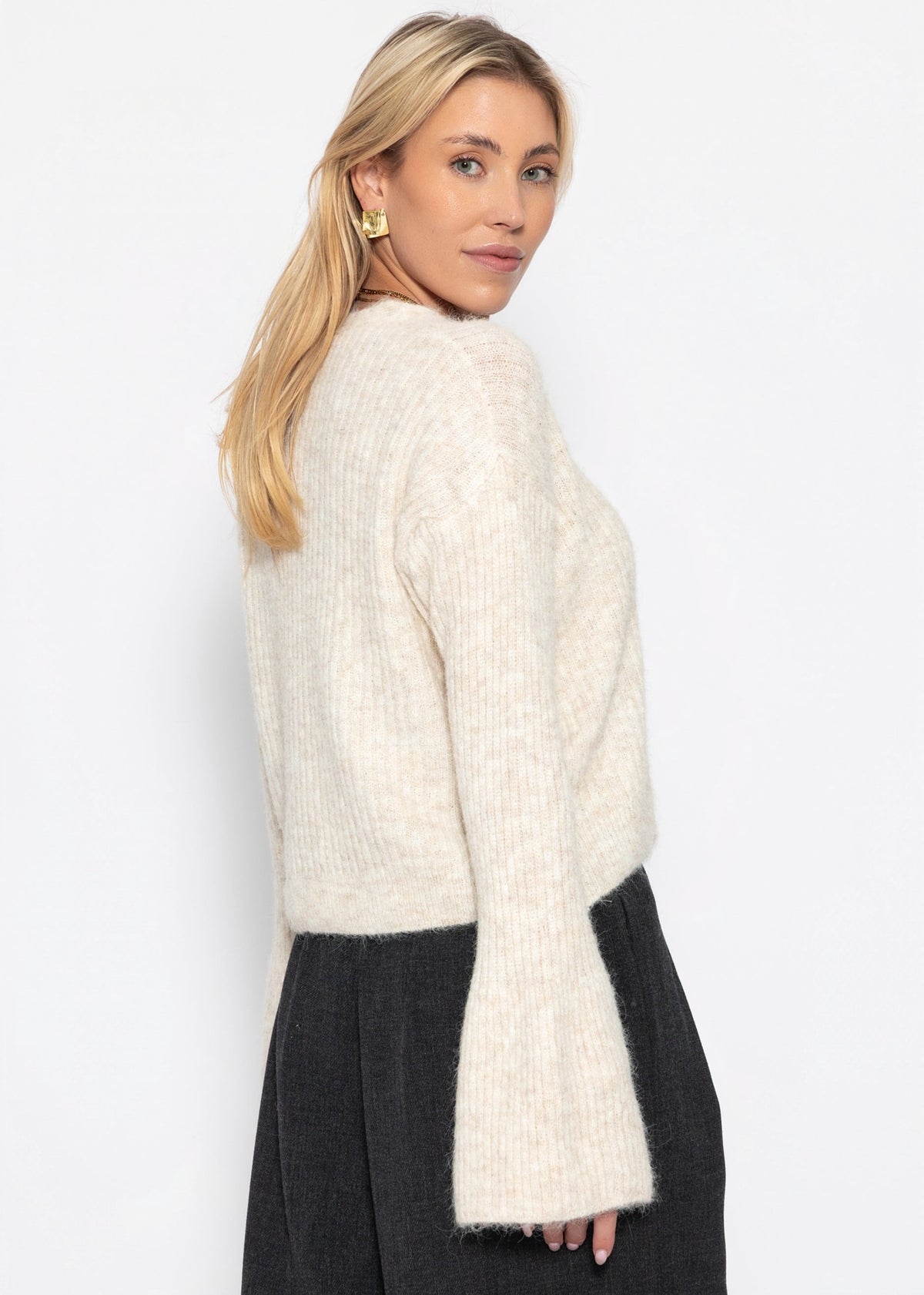 Strickjacke mit Trompetenärmeln - beige